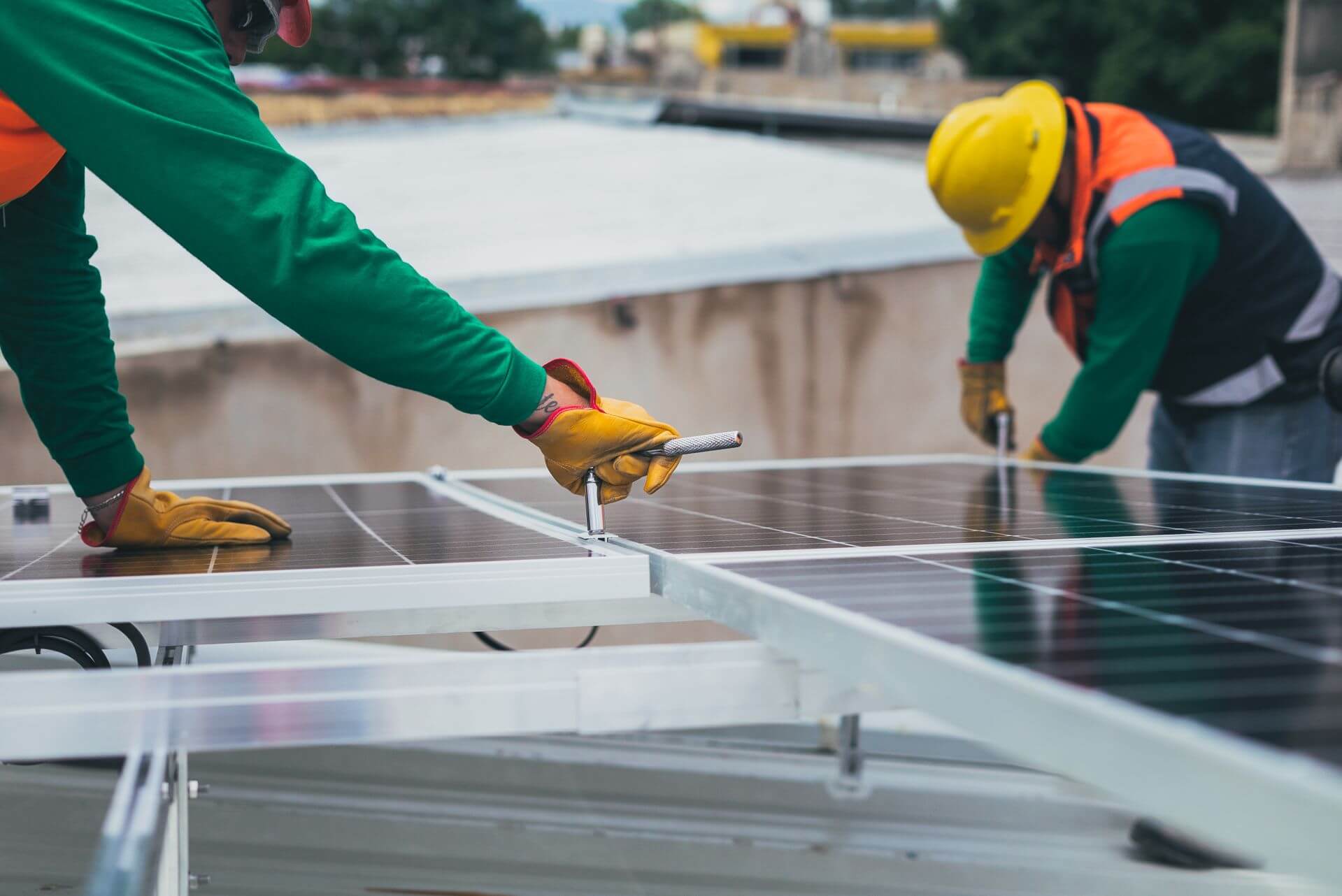 Ingénieur africain travaillant sur des équipements industriels