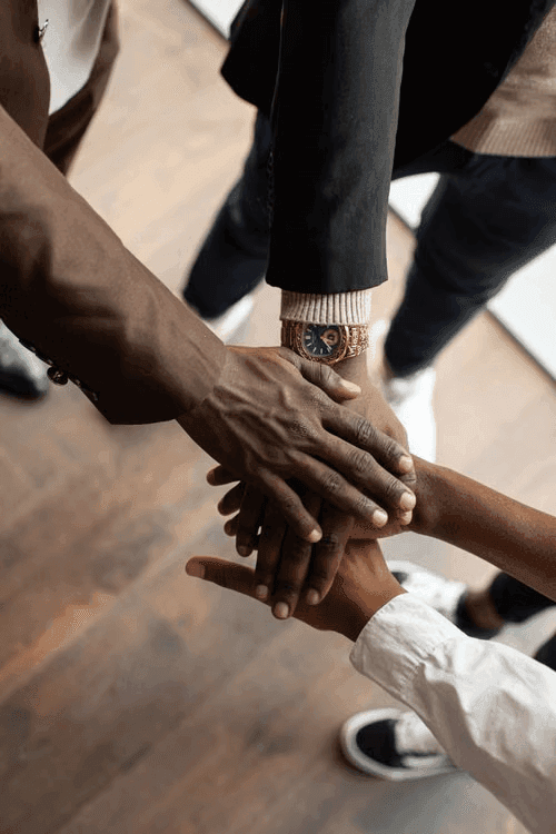 Ingénieurs africains travaillant sur des équipements industriels